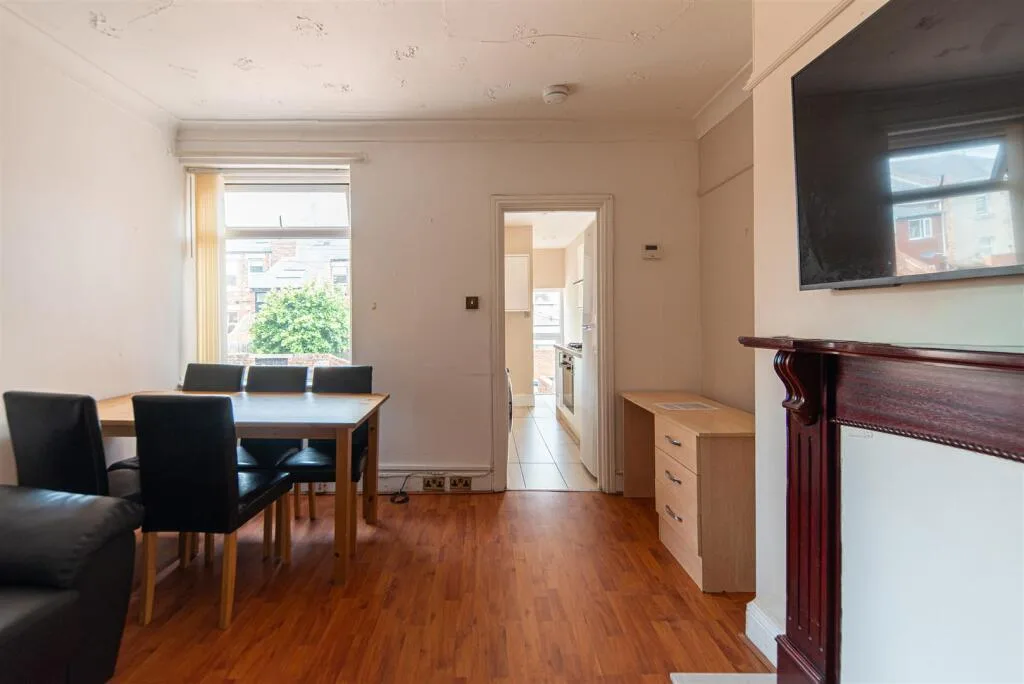 5 bedroom maisonette for rent