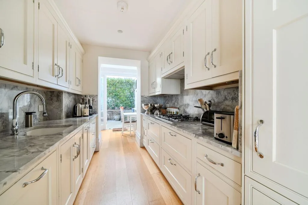 3 bedroom end of terrace house for rent