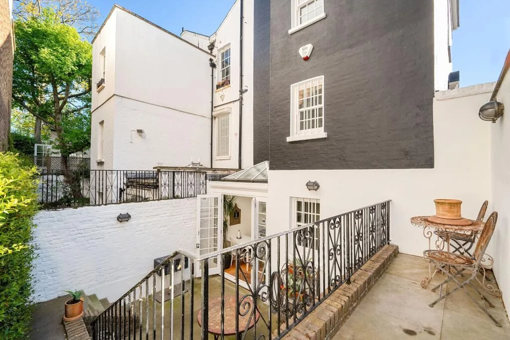3 bedroom end of terrace house for rent