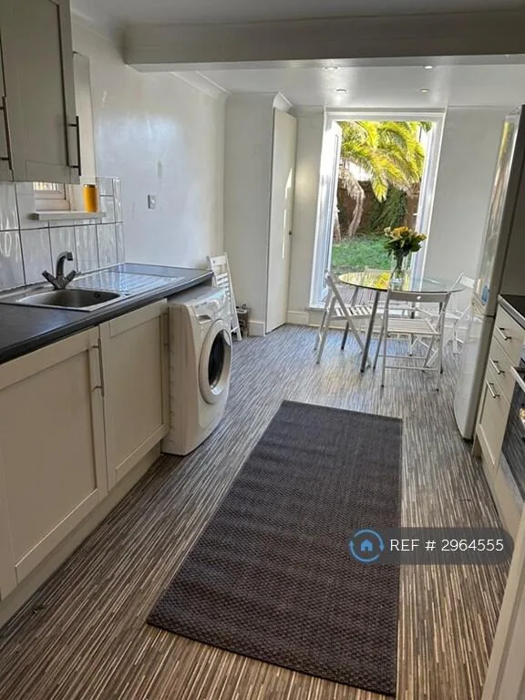 5 bedroom semi-detached house for rent