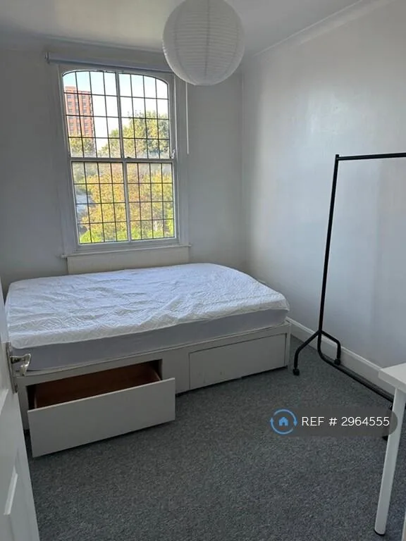 5 bedroom semi-detached house for rent