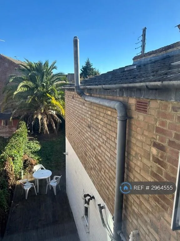 5 bedroom semi-detached house for rent