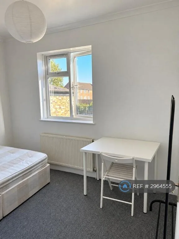 5 bedroom semi-detached house for rent