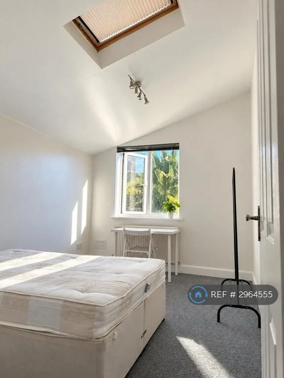 5 bedroom semi-detached house for rent