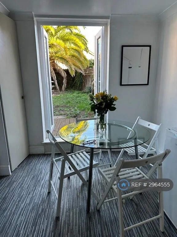 5 bedroom semi-detached house for rent