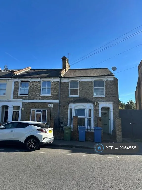 5 bedroom semi-detached house for rent