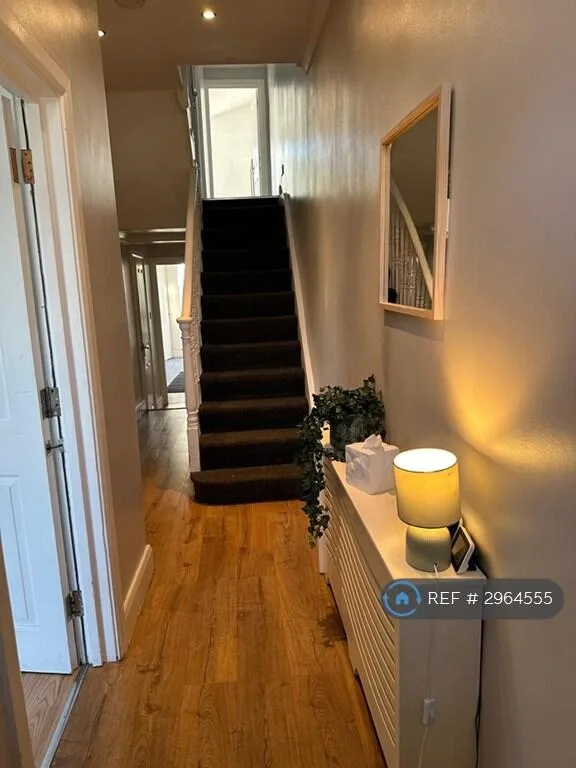 5 bedroom semi-detached house for rent