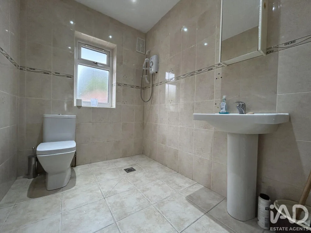 3 bedroom semi-detached house for rent
