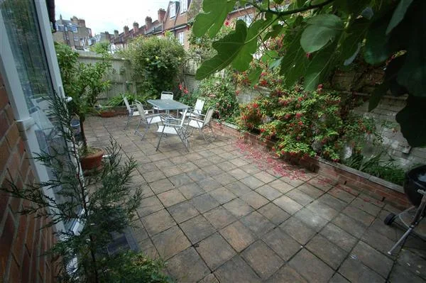 3 bedroom end of terrace house for rent