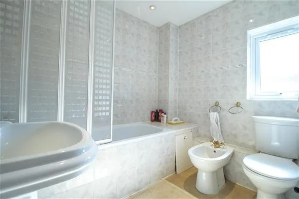 3 bedroom end of terrace house for rent
