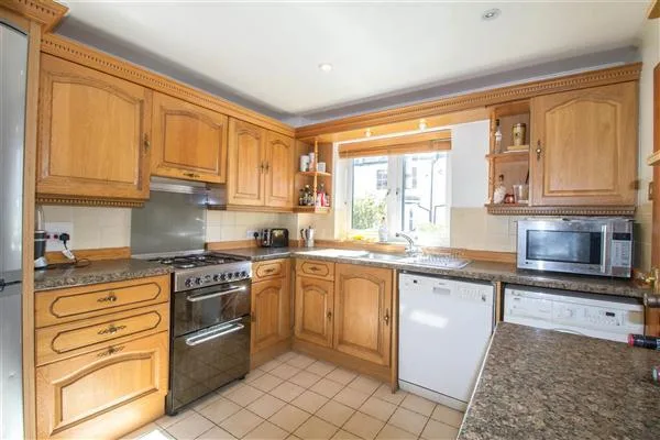 3 bedroom end of terrace house for rent