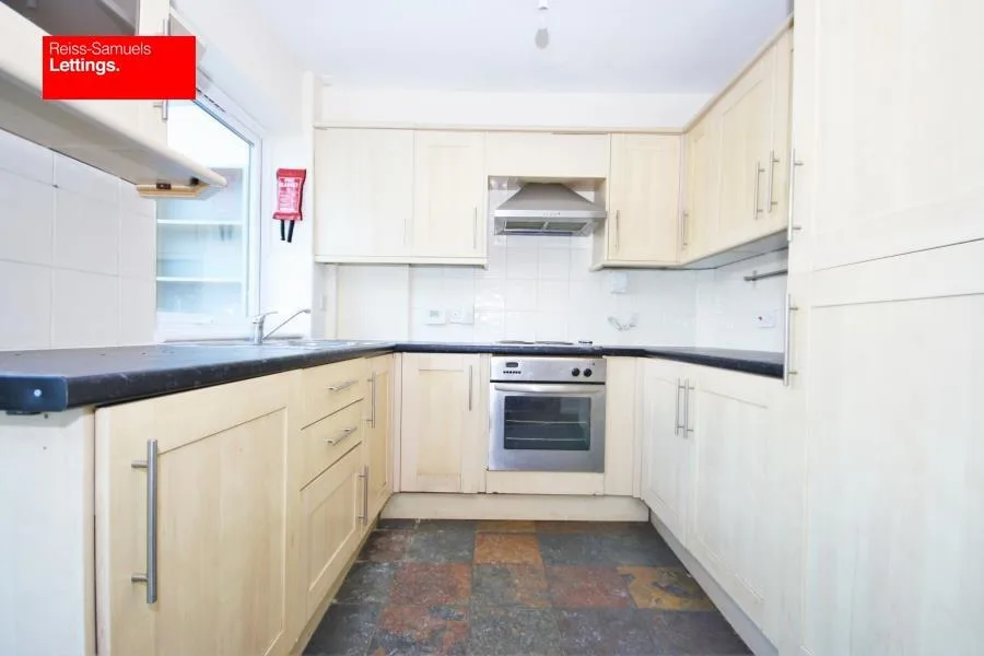 5 bedroom end of terrace house for rent