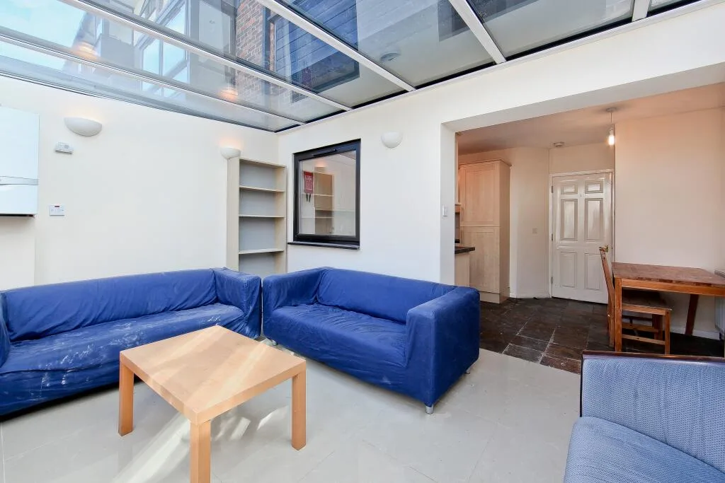 5 bedroom end of terrace house for rent