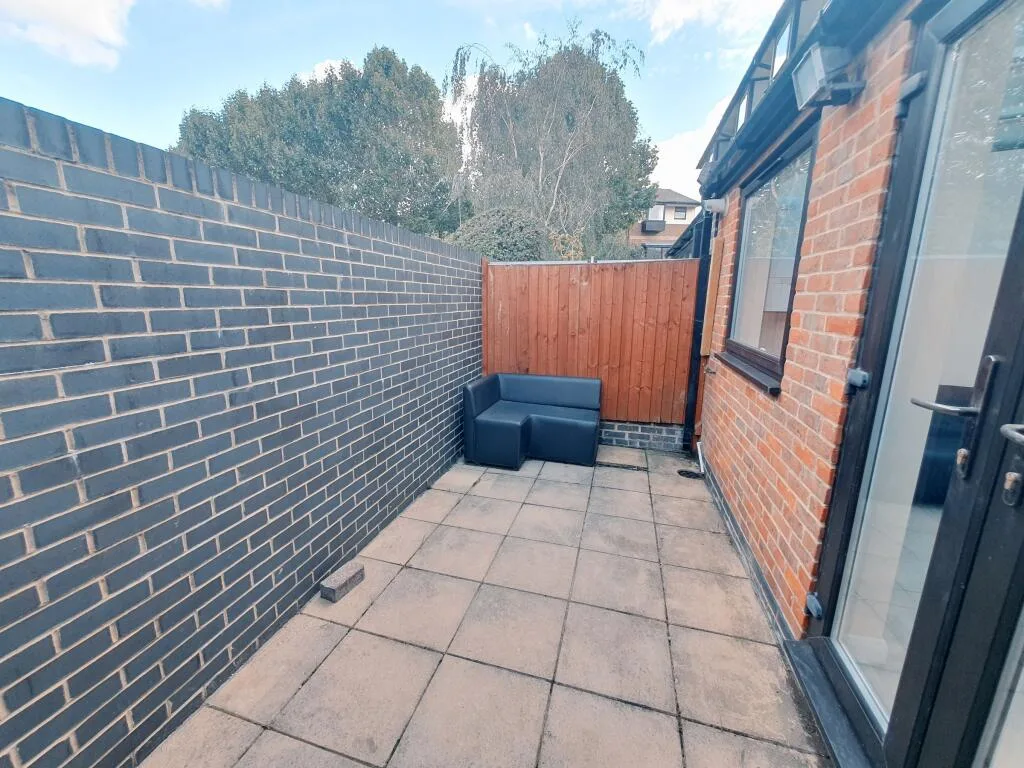 5 bedroom end of terrace house for rent