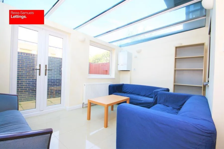 5 bedroom end of terrace house for rent