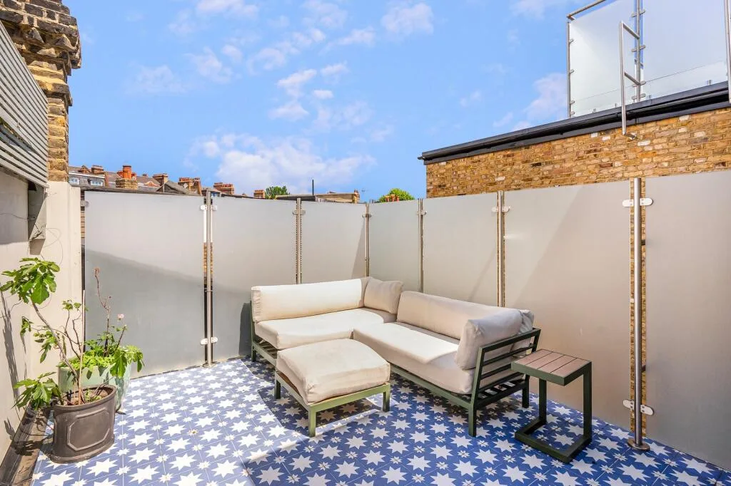 5 bedroom terraced house for rent