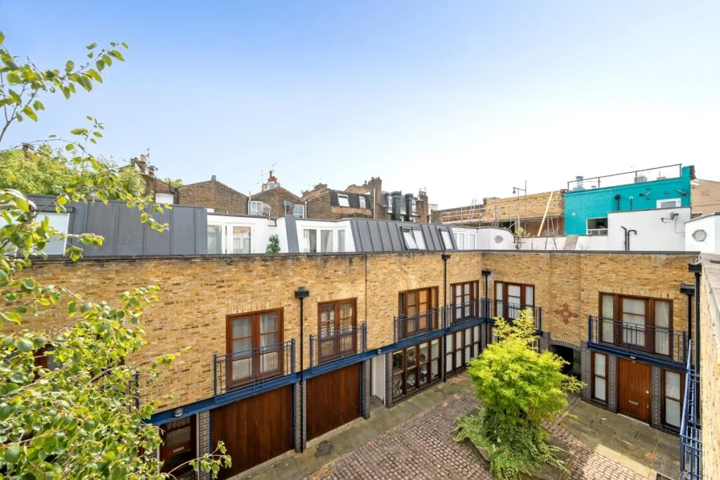 3 bedroom mews property for rent