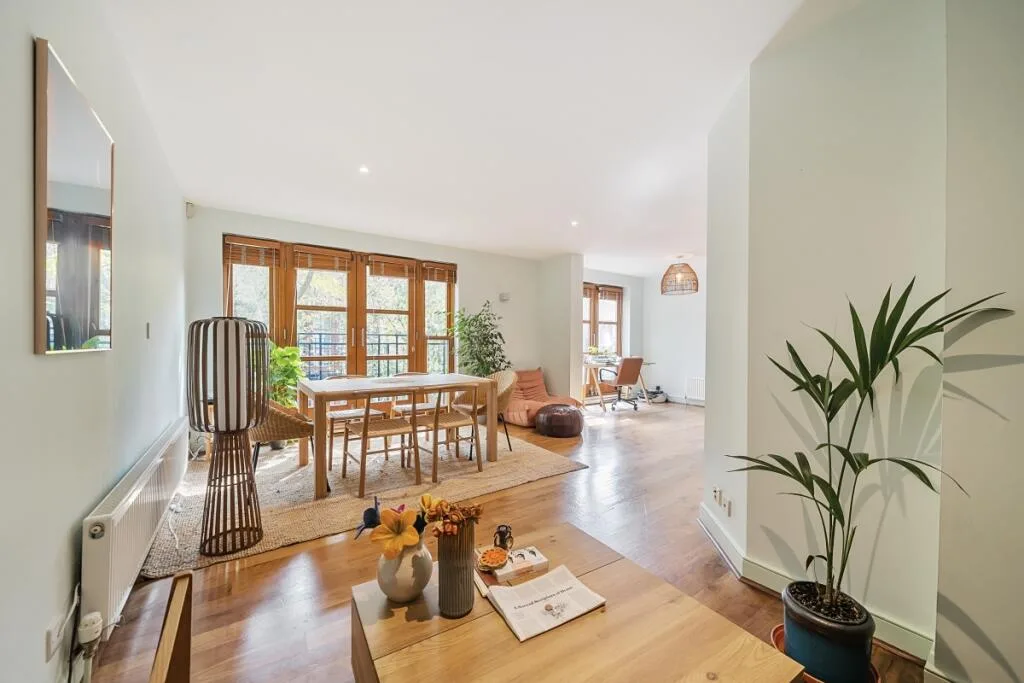 3 bedroom mews property for rent