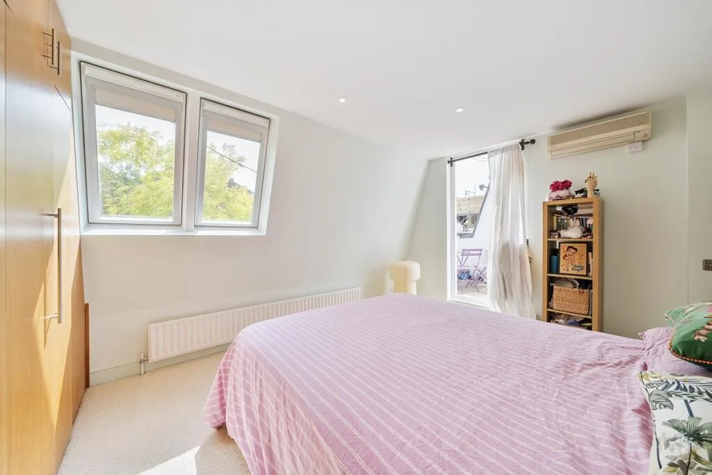 3 bedroom mews property for rent