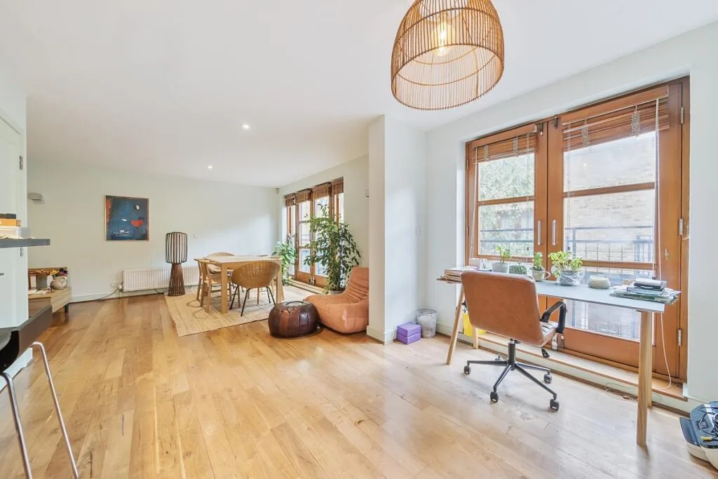 3 bedroom mews property for rent