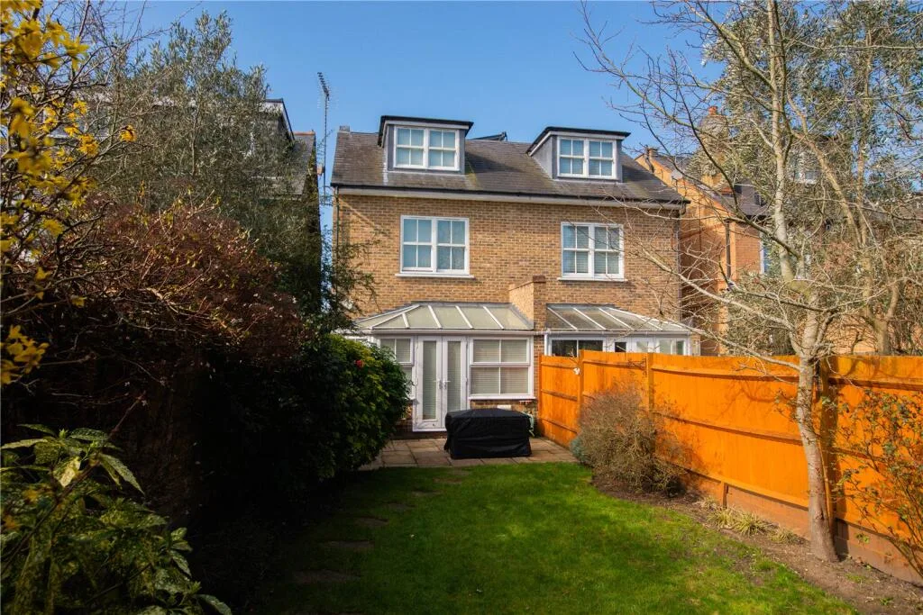 4 bedroom semi-detached house for rent