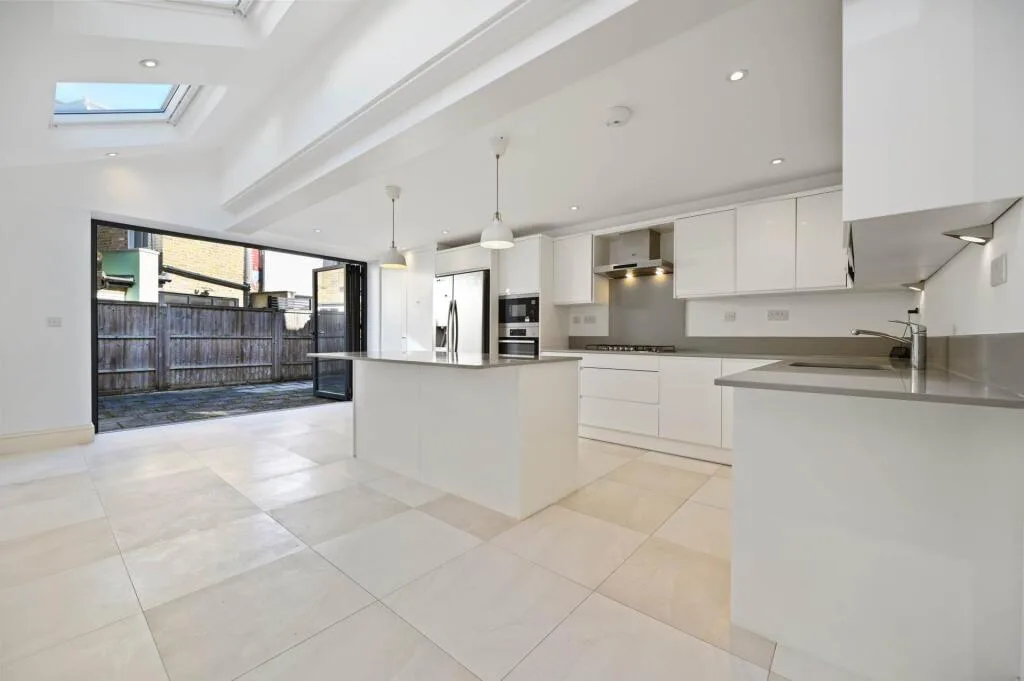 4 bedroom end of terrace house for rent