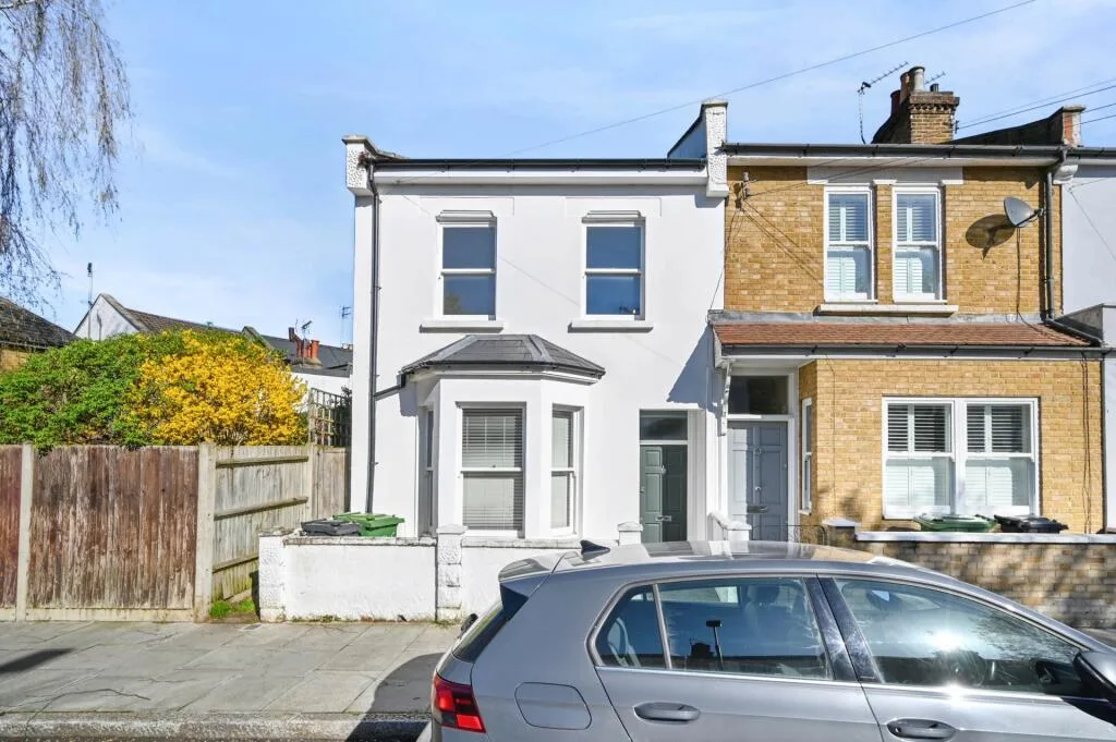 4 bedroom end of terrace house for rent