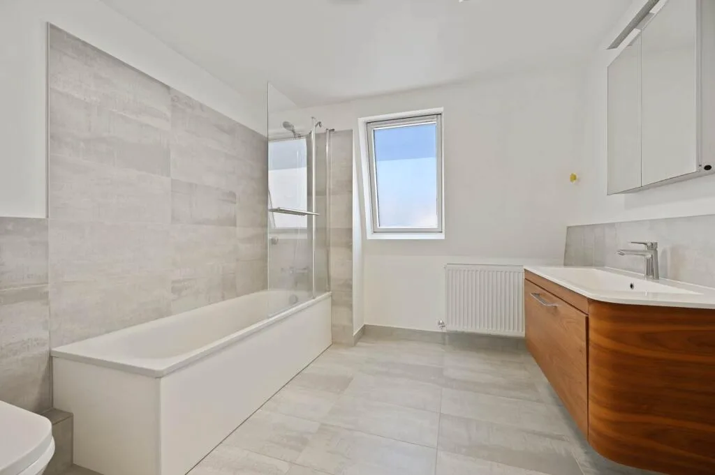 4 bedroom end of terrace house for rent