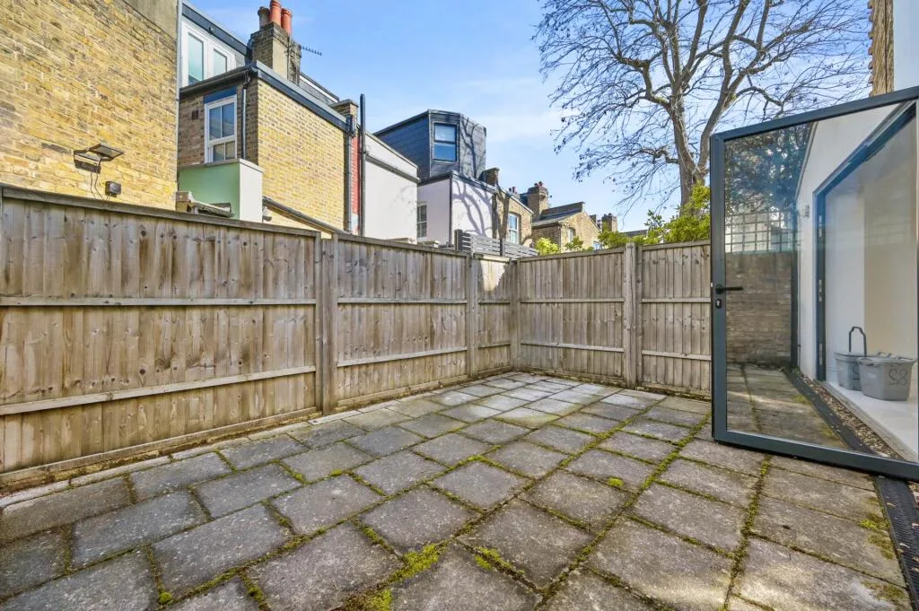 4 bedroom end of terrace house for rent