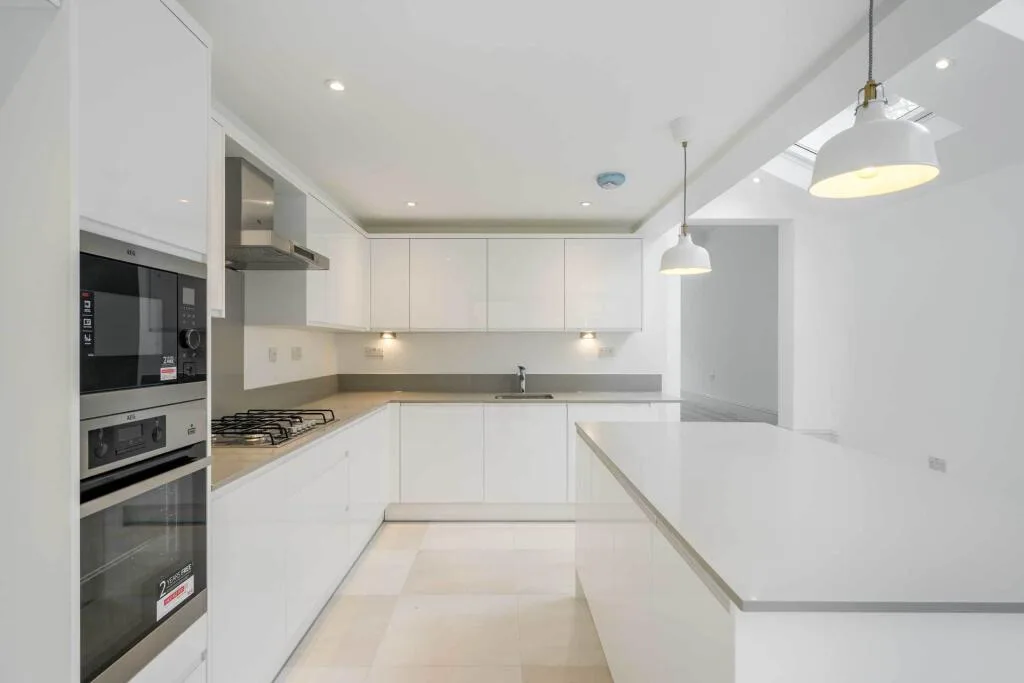4 bedroom end of terrace house for rent