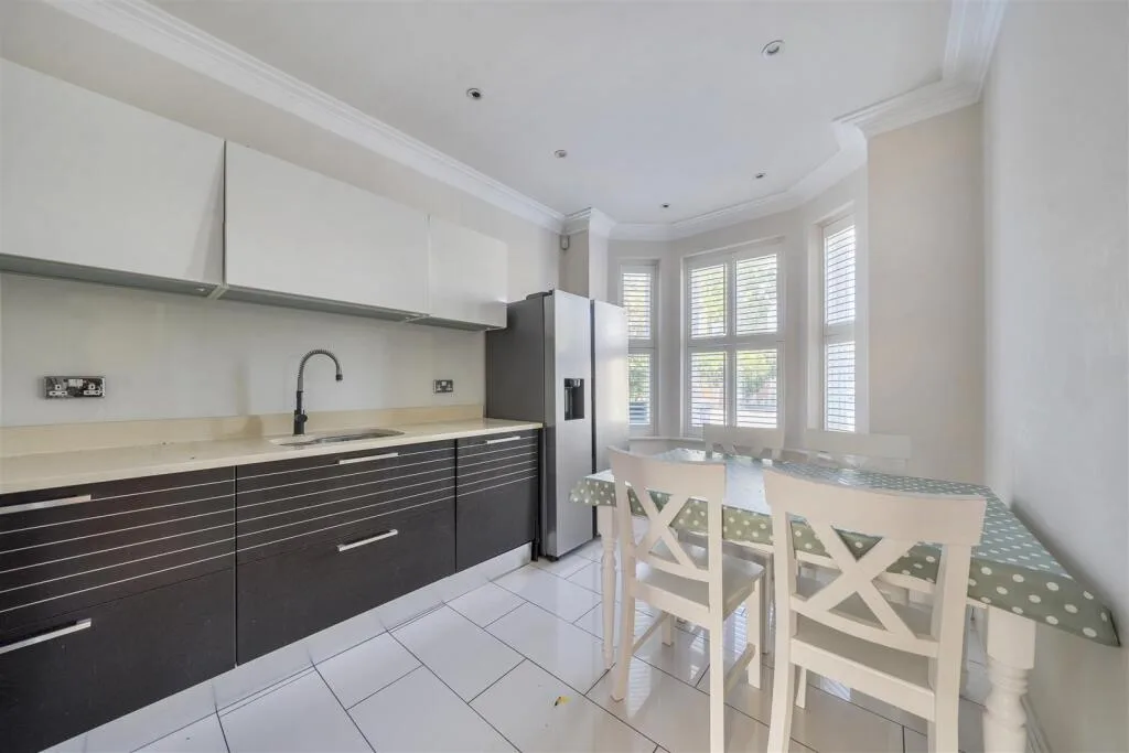 4 bedroom semi-detached house for rent