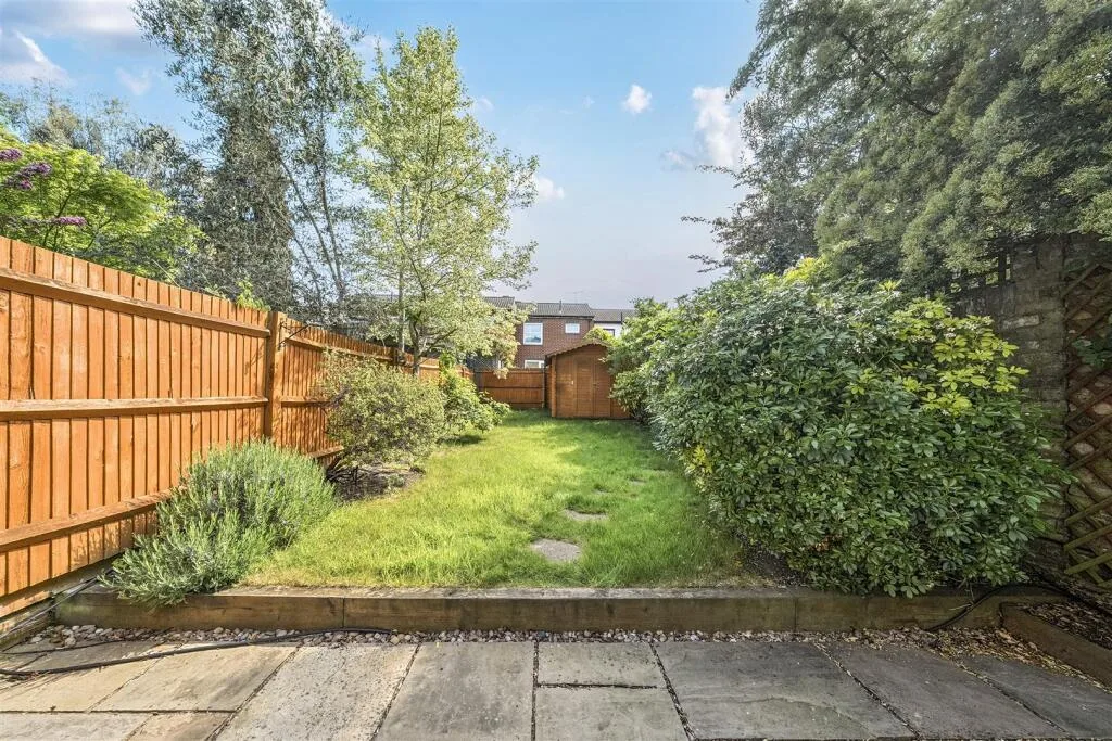 4 bedroom semi-detached house for rent