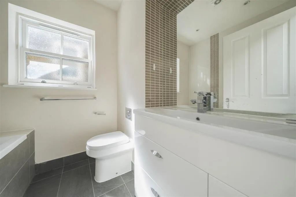 4 bedroom semi-detached house for rent