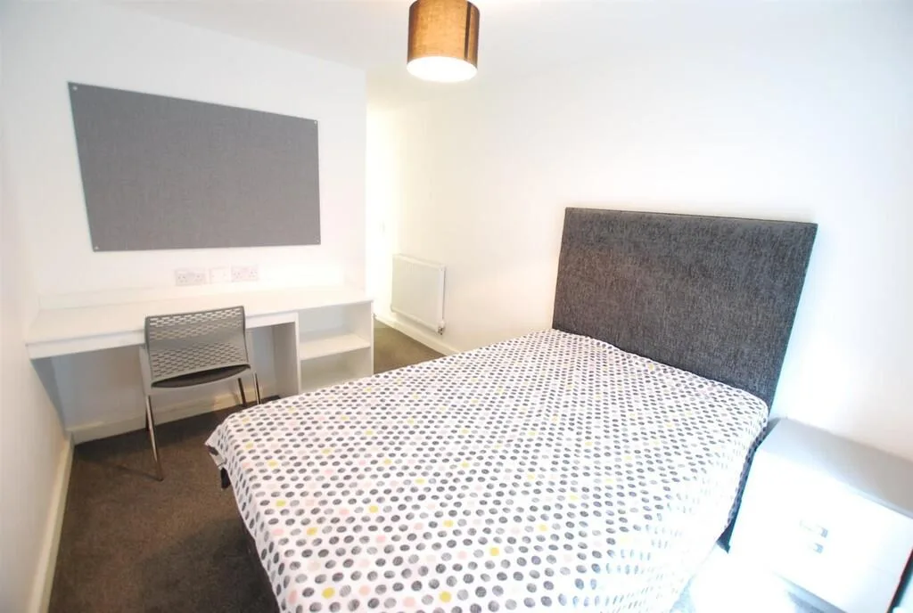 5 bedroom terraced house for rent