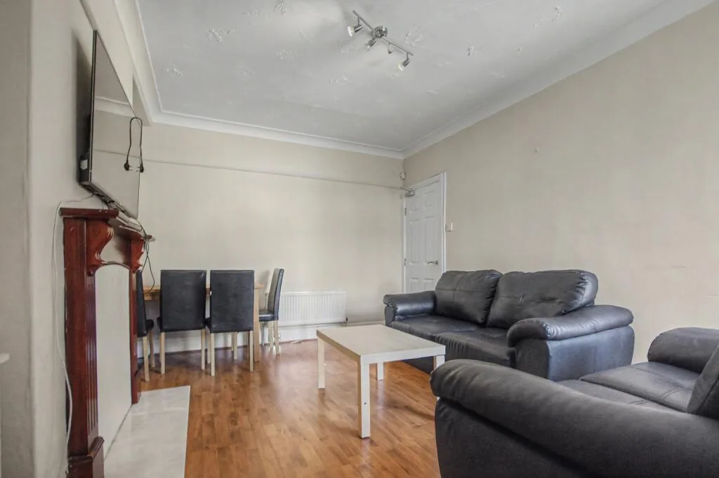 5 bedroom maisonette for rent