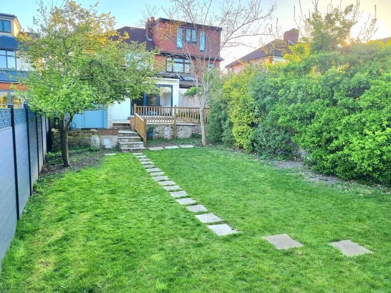 3 bedroom semi-detached house for rent