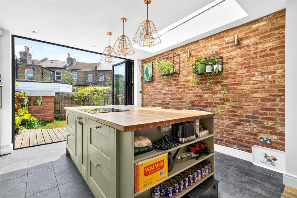 5 bedroom terraced house for rent