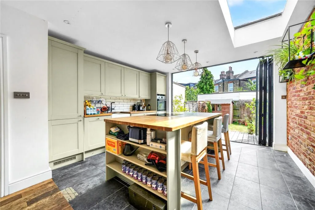 5 bedroom terraced house for rent