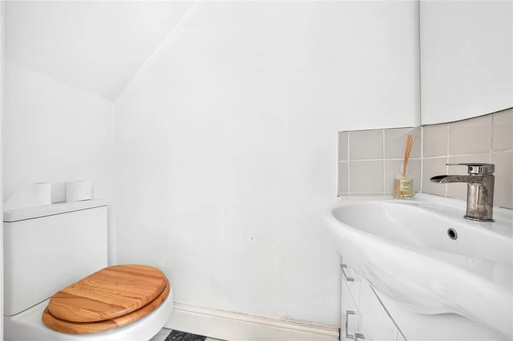 5 bedroom terraced house for rent
