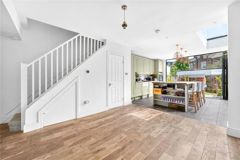 5 bedroom terraced house for rent