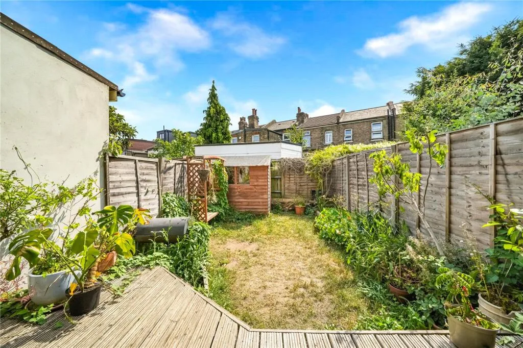 5 bedroom terraced house for rent