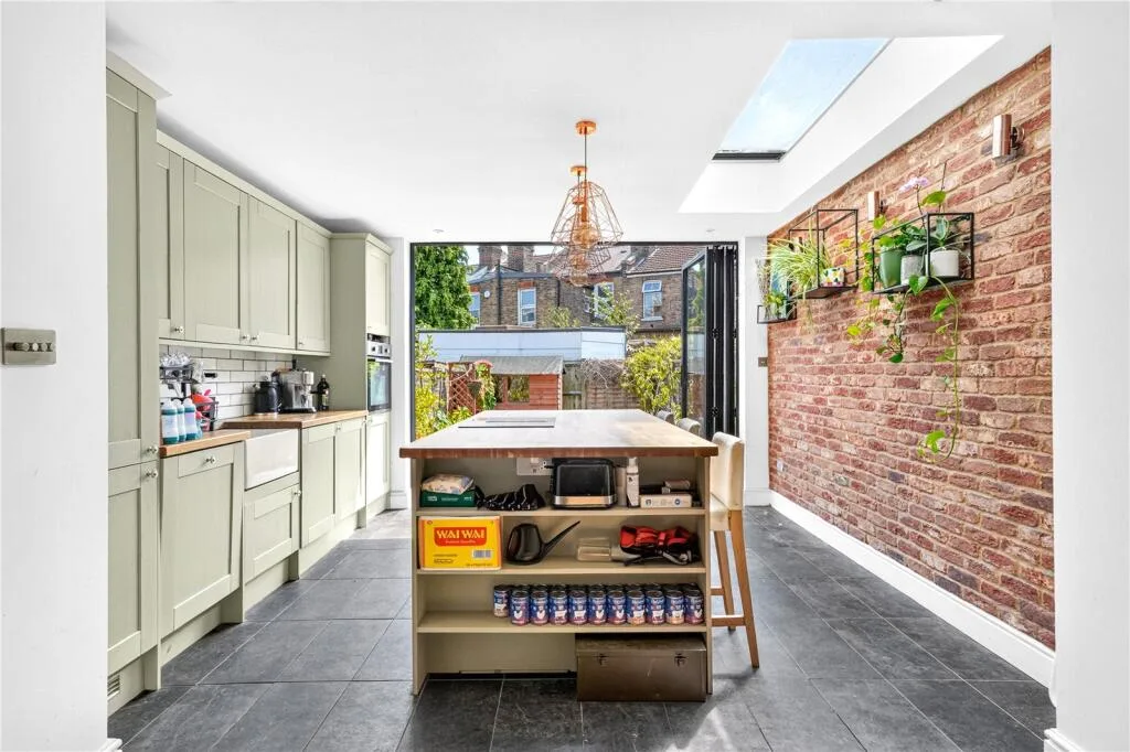 5 bedroom terraced house for rent