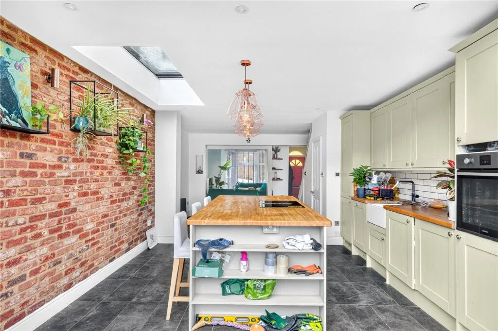 5 bedroom terraced house for rent