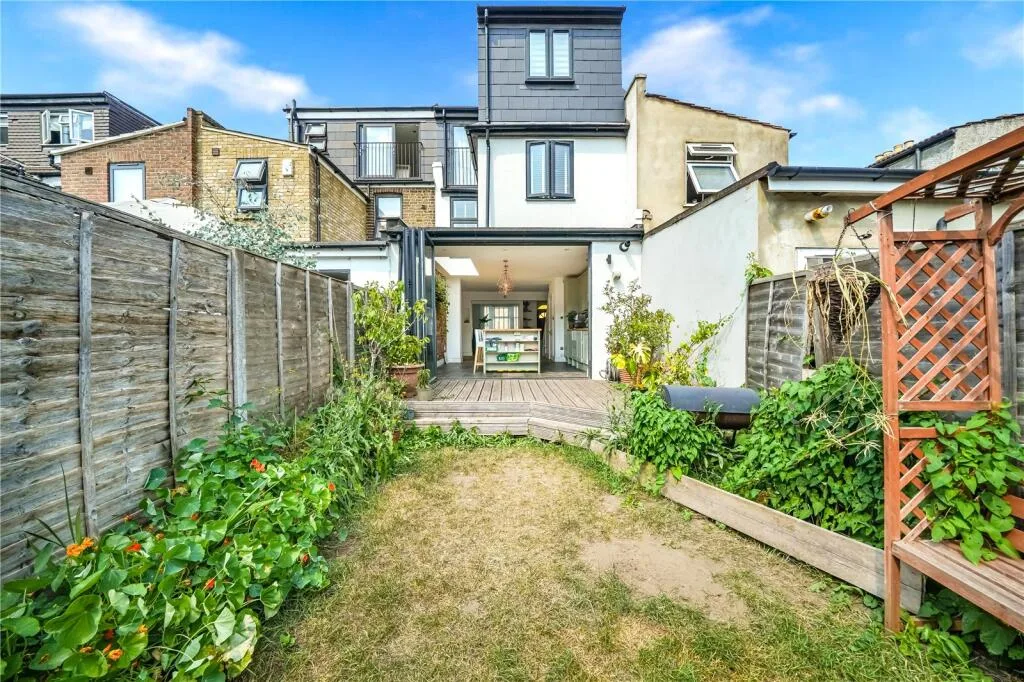 5 bedroom terraced house for rent