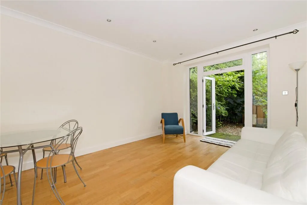 3 bedroom mews property for rent