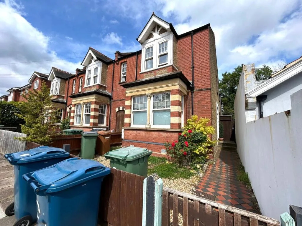 2 bedroom maisonette for rent