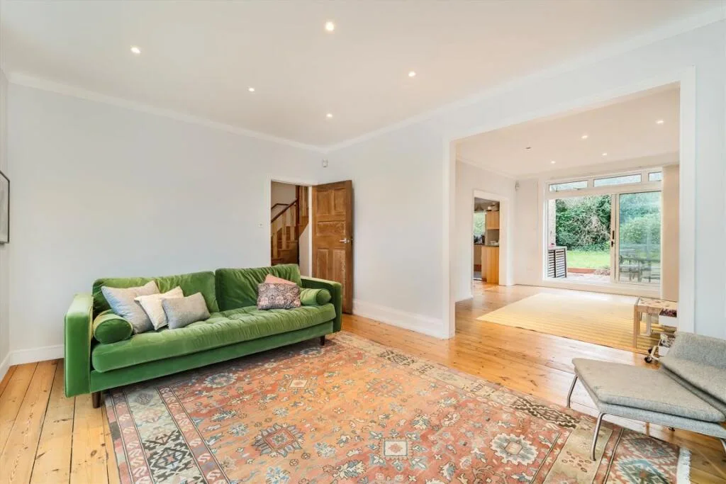 5 bedroom detached house for rent