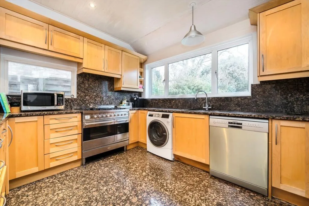 5 bedroom detached house for rent