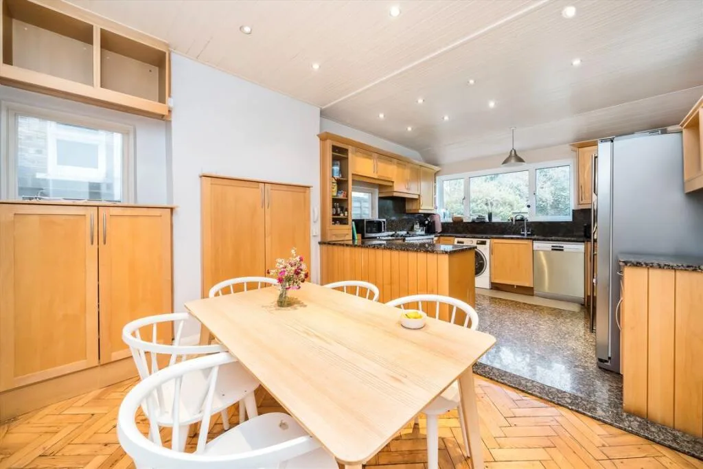 5 bedroom detached house for rent