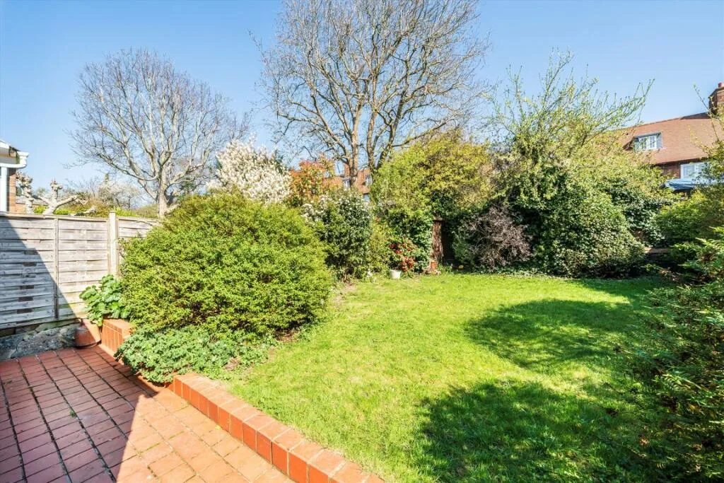 5 bedroom detached house for rent